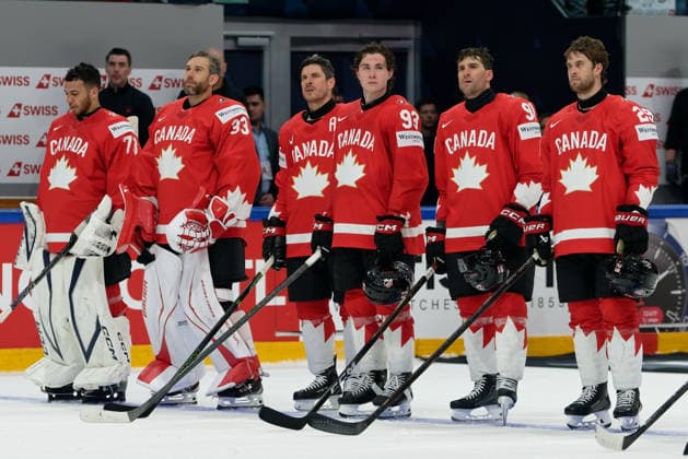 Fribourg, Switzerland - May 15 : Canada during national anthem during the 2026 IIHF Ice hockey, Eishockey World Championship, WM, Weltmeisterschaft match between Canada and Sweden at Fribourg BCF Arena on May 15 , 2026 in Fribourg, Switzerland. Copyright: xGiuseppexVelletrix Sportspressphoto_SPR147061