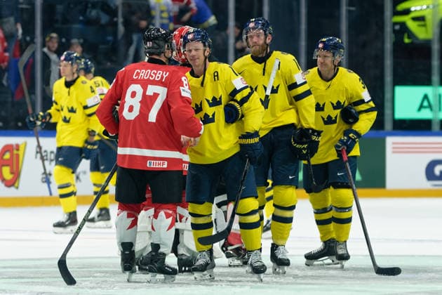 Fribourg, Switzerland - May 15 : Crosby Sidney of Canada and Raymond Lucas of Sweden shakes hands during the 2026 IIHF Ice hockey, Eishockey World Championship, WM, Weltmeisterschaft match between Canada and Sweden at Fribourg BCF Arena on May 15 , 2026 in Fribourg, Switzerland. Copyright: xGiuseppexVelletrix Sportspressphoto_SPR147062