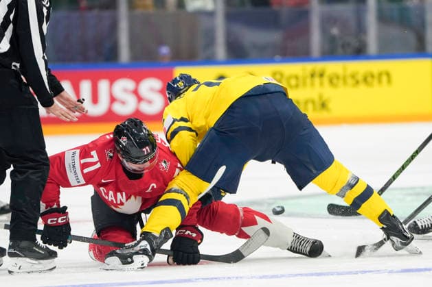 FRIBOURG, SWITZERLAND MAY 15 Macklin Celebrini of Canada L against Jack Berglund of Sweden R during the 2026 IIHF Ice Hockey World Championship Switzerland game between Canada and Sweden at BCF Arena on May 15, 2026 in Fribourg, Fribourg Fribourg BCF Arena Fribourg Switzerland Copyright: xJustPictures.ch JarixPestelaccix jp-en-EuSpIm-JP6_JAR_Canada_Sweden_15May2026_00244