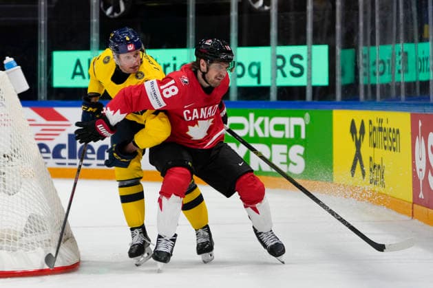 FRIBOURG, SWITZERLAND MAY 15 Robert Thomas of Canada R against Jacob Larsson of Sweden L during the 2026 IIHF Ice Hockey World Championship Switzerland game between Canada and Sweden at BCF Arena on May 15, 2026 in Fribourg, Fribourg Fribourg BCF Arena Fribourg Switzerland Copyright: xJustPictures.ch JarixPestelaccix jp-en-EuSpIm-JP6_JAR_Canada_Sweden_15May2026_00257
