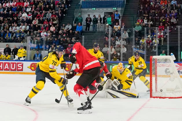 FRIBOURG, SWITZERLAND MAY 15 goalkeeper Magnus Hellberg of Sweden can™t saves during the 2026 IIHF Ice Hockey World Championship Switzerland game between Canada and Sweden at BCF Arena on May 15, 2026 in Fribourg, Fribourg Fribourg BCF Arena Fribourg Switzerland Copyright: xJustPictures.ch JarixPestelaccix jp-en-EuSpIm-JP6_JAR_Canada_Sweden_15May2026_00262