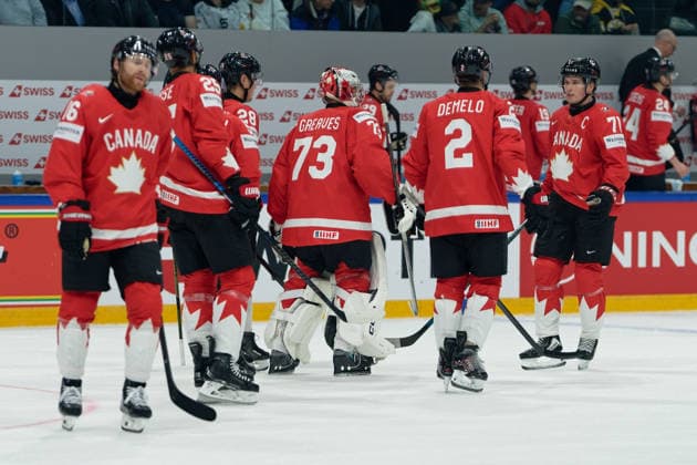 Fribourg, Switzerland - May 15 : Canada during time break during the 2026 IIHF Ice hockey, Eishockey World Championship, WM, Weltmeisterschaft match between Canada and Sweden at Fribourg BCF Arena on May 15 , 2026 in Fribourg, Switzerland. Copyright: xGiuseppexVelletrix Sportspressphoto_SPR147074