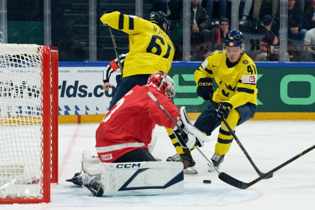 Fribourg, Switzerland - May 15 : Greaves Jet of Canada Stenberg Ivar of Sweden and Stenberg Ivar of Sweden battle for the puck (duel) during the 2026 IIHF Ice hockey, Eishockey World Championship, WM, Weltmeisterschaft match between Canada and Sweden at Fribourg BCF Arena on May 15 , 2026 in Fribourg, Switzerland. Copyright: xGiuseppexVelletrix Sportspressphoto_SPR147075
