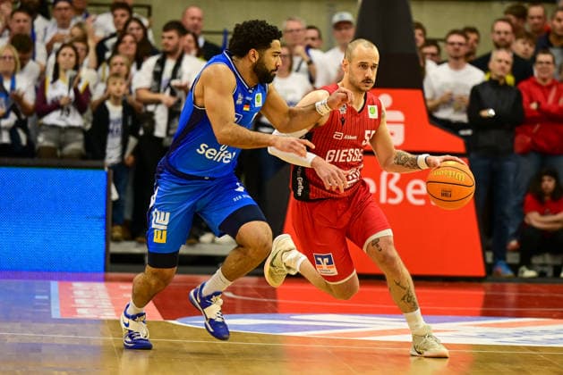 Tyreese Blunt, Simon Krajcovic 2 Bundesliga Pro A, Play Off game 4, quarter final, 46ers, Basketball, Basketball season 2025 2026, BBL, Germany, Gießen 46ers Hakro Merlins Crailsheim, Gießen in red, Men, Crailsheim in blue