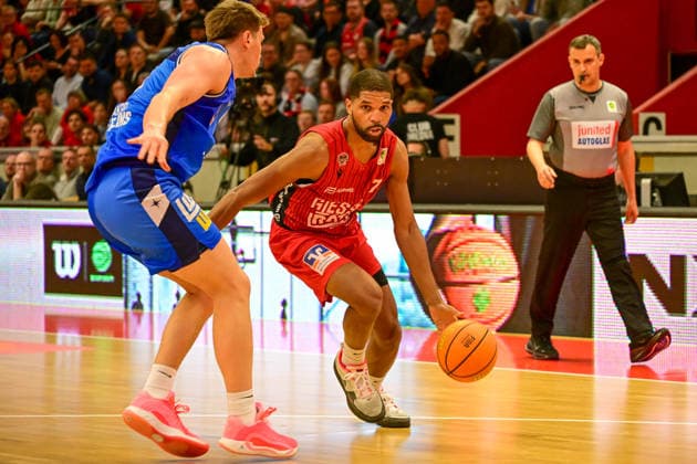 Brock Gardner, Kyle Castlin 2 Bundesliga Pro A, Play Off Game 4, quarter final, 46ers, Basketball, Basketball season 2025 2026, BBL, Germany, Gießen 46ers Hakro Merlins Crailsheim, Gießen in red, Men, Crailsheim in blue