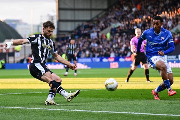 Notts County v Chesterfield, EFL Sky Bet League 2, Play Off Second Leg Notts County defender Nick Tsaroulla (25) crosses the ball during the EFL Sky Bet League 2 Play Off Second Leg match between Notts County and Chesterfield at Meadow Lane, Nottingham, UK on 15 May 2026. Nottingham Meadow Lane Nottinghamshire UK Editorial use only DataCo restrictions apply See www.football-dataco.com , Copyright: xDennisxGoodwinx PSI-24254-0024