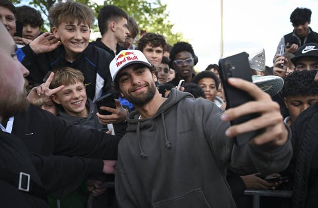 Red Bull athlete Arda Saatci welcomed in Berlin BERLIN, GERMANY - MAY 15: Red Bull athlete Arda Saatci, who completed an approximately 600-kilometer ultramarathon attempt from Death Valley National Park in California to Santa Monica Pier in 123 hours, 21 minutes, and 10 seconds, welcomed in Berlin, Germany on May 15, 2026. Thousands of people welcomed Saatci at Brandenburg Airport and showed their love for the successful athlete. Halil Sagirkaya Anadolu Berlin Germany. Editorial use only. Please get in touch for any other usage.  Copyright: x2026xAnadoluxHalilxSagirkayax