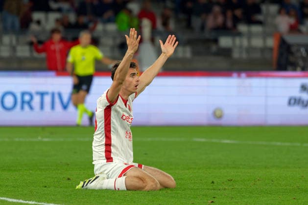 Fußball, Italien, Serie B Playout, SSC Bari - FC Südtirol IPA84732532 - Cas Odenthal of SSC Bari protests during Playout - SSC Bari vs FC Sudtirol, Italian soccer Serie B match in Bari, Italy, May 15 2026  Copyright: xEmmanuelexMastrodonato IPAxSportx xx 84732532
