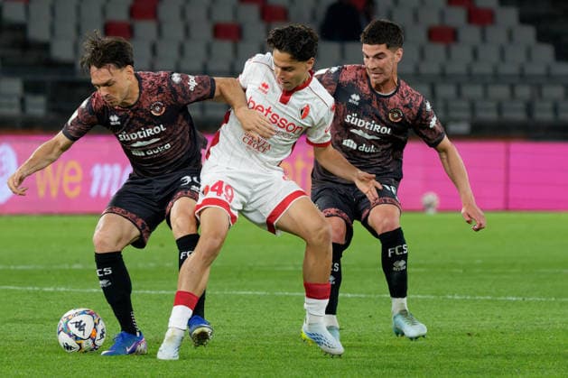 Fußball, Italien, Serie B Playout, SSC Bari - FC Südtirol IPA84732541 - Giacomo De Pieri of SSC Bari in action against VESELI Frederic of Sudtirol during Playout - SSC Bari vs FC Sudtirol, Italian soccer Serie B match in Bari, Italy, May 15 2026  Copyright: xEmmanuelexMastrodonato IPAxSportx xx 84732541