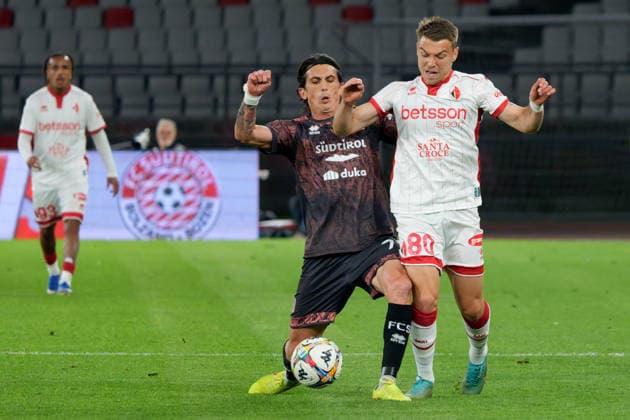 Fußball, Italien, Serie B Playout, SSC Bari - FC Südtirol IPA84732564 - MOLINA Salvatore of Sudtirol in action against Federico Artioli of SSC Bari during Playout - SSC Bari vs FC Sudtirol, Italian soccer Serie B match in Bari, Italy, May 15 2026  Copyright: xEmmanuelexMastrodonato IPAxSportx xx 84732564