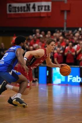Aiden Warnholtz ( 3 Giessen ) JR Madlock ( 22 Crailsheim ) during the 2. Basketball- Bundesliga Pro A Playoff match between Giessen 46ers and Hakro Merlin?s Crailsheim at Sporthalle Giessen-OST. Copyright: xJuliaxKneisslx xSPPx Sportspressphoto_SPR147386