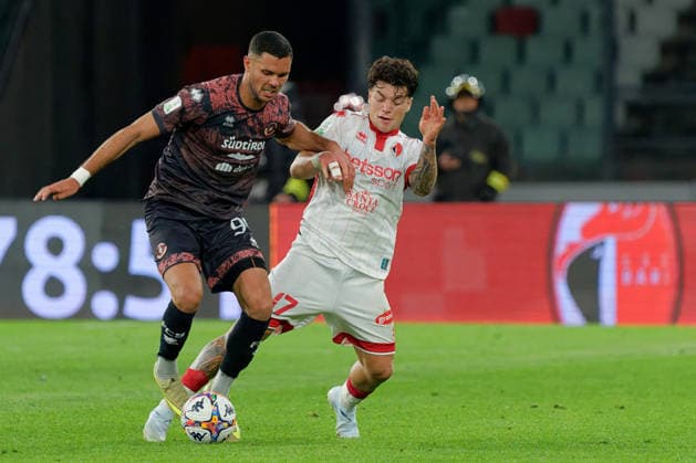 Fußball, Italien, Serie B Playout, SSC Bari - FC Südtirol CALCIO - Serie B - Playout - SSC Bari vs FC Sudtirol Photo by IPA ABACAPRESS.COM84732507 - EL KAOUAKIBI Hamza of Sudtirol in action against Emanuele Rao of SSC Bari during Playout - SSC Bari vs FC Sudtirol, Italian soccer Serie B match in Bari, Italy, May 15 2026 Bari Italy  Copyright: xIPAxSport ABACAx