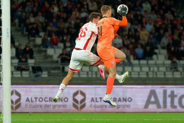 Fußball, Italien, Serie B Playout, SSC Bari - FC Südtirol CALCIO - Serie B - Playout - SSC Bari vs FC Sudtirol Photo by IPA ABACAPRESS.COM84732569 - ADAMONIS Marius of Sudtirol in action against Cas Odenthal of SSC Bari during Playout - SSC Bari vs FC Sudtirol, Italian soccer Serie B match in Bari, Italy, May 15 2026 Bari Italy  Copyright: xIPAxSport ABACAx