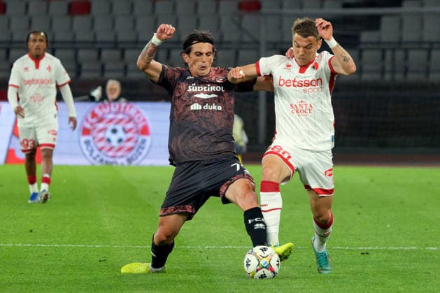 Fußball, Italien, Serie B Playout, SSC Bari - FC Südtirol CALCIO - Serie B - Playout - SSC Bari vs FC Sudtirol Photo by IPA ABACAPRESS.COM84732550 - MOLINA Salvatore of Sudtirol in action against Federico Artioli of SSC Bari during Playout - SSC Bari vs FC Sudtirol, Italian soccer Serie B match in Bari, Italy, May 15 2026 Bari Italy  Copyright: xIPAxSport ABACAx