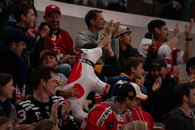 ZURICH, ZURICH - MAY 15: A Switzerland supporter with an inflatable cow during the 2026 IIHF World Championship, WM, Weltmeisterschaft Group A match between Switzerland and USA at Swiss Life Arena on May 15, 2026 in Zurich, Zurich, Switzerland. Copyright: xLivioxBaeriswylx xSPPx Sportspressphoto_SPR147415