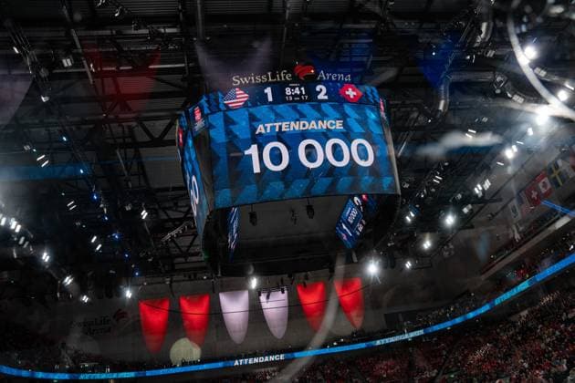 ZURICH, ZURICH - MAY 15: The attendance of 10,000 is displayed on the screen during the 2026 IIHF World Championship, WM, Weltmeisterschaft Group A match between Switzerland and USA at Swiss Life Arena on May 15, 2026 in Zurich, Zurich, Switzerland. Copyright: xLivioxBaeriswylx xSPPx Sportspressphoto_SPR147444