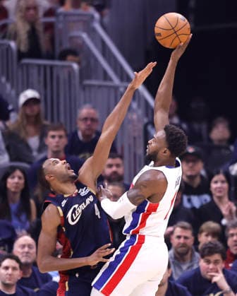 Detroit Pistons Paul Reed (7) shoots over Cleveland Cavaliers Evan Mobley (4) in the second quarter in Cleveland, Ohio Friday May 15, 2026.  CLE20260515104 AARONxJOSEFCZYK