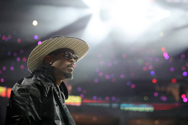 Singer-songwriter, Montell Jordan performs at halftime of the Detroit Pistons and Cleveland Cavaliers game 6 playoff game in Cleveland, Ohio Friday May 15, 2026.  CLE20260515109 AARONxJOSEFCZYK