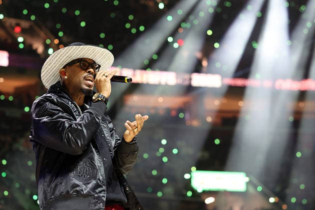 Singer-songwriter, Montell Jordan performs at halftime of the Detroit Pistons and Cleveland Cavaliers game 6 playoff game in Cleveland, Ohio Friday May 15, 2026.  CLE20260515110 AARONxJOSEFCZYK