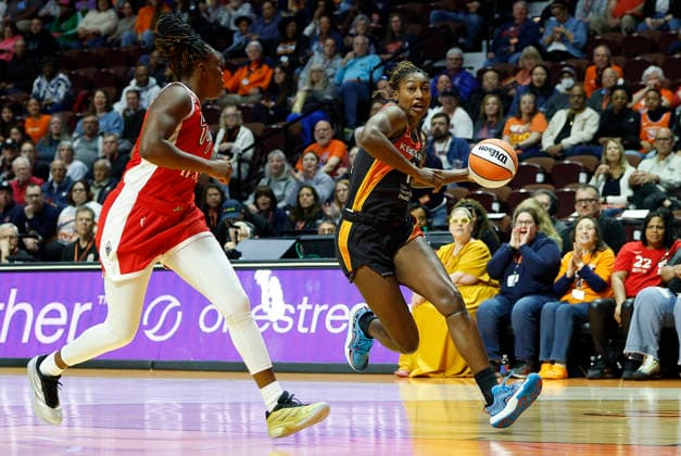 UNCASVILLE, CT - MAY 15: Diamond Miller 1 of the Connecticut Sun drives to the basket after stealing the ball from Chelsea Gray 12 of the Las Vegas Aces during the WNBA, Basketball Damen, USA game between Las Vegas Aces and Connecticut Sun on May 15, 2026, at Mohegan Sun Arena in Uncasville, CT. (Photo by M. Anthony Nesmith Icon Sportswire) WNBA: MAY 15 Las Vegas Aces at Connecticut Sun EDITORIAL USE ONLY Icon26051501