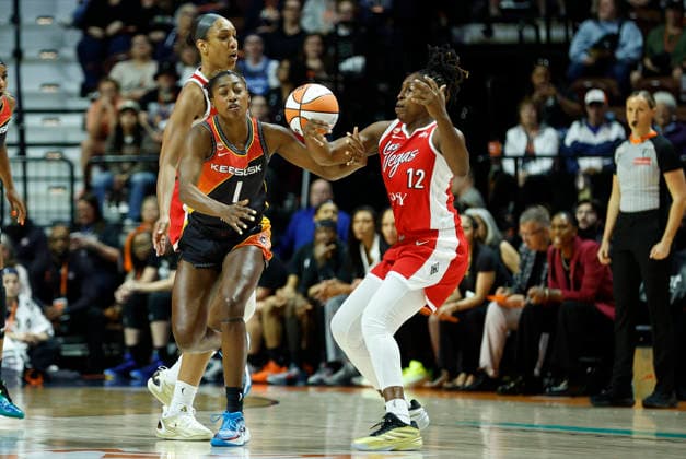 UNCASVILLE, CT - MAY 15: Diamond Miller 1 of the Connecticut Sun steals the ball from Chelsea Gray 12 of the Las Vegas Aces during the WNBA, Basketball Damen, USA game between Las Vegas Aces and Connecticut Sun on May 15, 2026, at Mohegan Sun Arena in Uncasville, CT. (Photo by M. Anthony Nesmith Icon Sportswire) WNBA: MAY 15 Las Vegas Aces at Connecticut Sun EDITORIAL USE ONLY Icon26051503