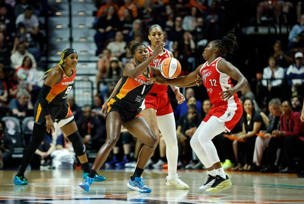 UNCASVILLE, CT - MAY 15: Diamond Miller 1 of the Connecticut Sun steals the ball from Chelsea Gray 12 of the Las Vegas Aces during the WNBA, Basketball Damen, USA game between Las Vegas Aces and Connecticut Sun on May 15, 2026, at Mohegan Sun Arena in Uncasville, CT. (Photo by M. Anthony Nesmith Icon Sportswire) WNBA: MAY 15 Las Vegas Aces at Connecticut Sun EDITORIAL USE ONLY Icon26051504