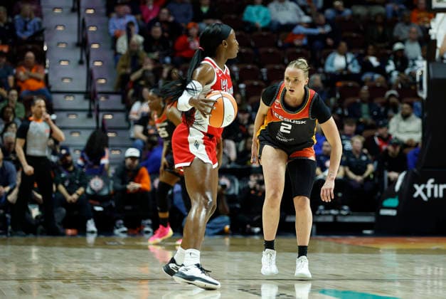 UNCASVILLE, CT - MAY 15: Hailey van Lith 2 of the Connecticut Sun defends Jackie Young 0 of the Las Vegas Aces during the WNBA, Basketball Damen, USA game between Las Vegas Aces and Connecticut Sun on May 15, 2026, at Mohegan Sun Arena in Uncasville, CT. (Photo by M. Anthony Nesmith Icon Sportswire) WNBA: MAY 15 Las Vegas Aces at Connecticut Sun EDITORIAL USE ONLY Icon26051507