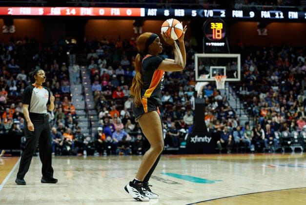 UNCASVILLE, CT - MAY 15: Aneesah Morrow 24 of the Connecticut Sun shoots a three point shot during the WNBA, Basketball Damen, USA game between Las Vegas Aces and Connecticut Sun on May 15, 2026, at Mohegan Sun Arena in Uncasville, CT. (Photo by M. Anthony Nesmith Icon Sportswire) WNBA: MAY 15 Las Vegas Aces at Connecticut Sun EDITORIAL USE ONLY Icon26051510