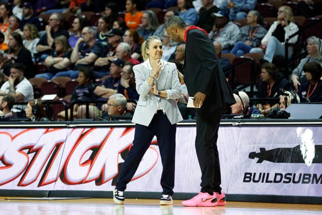 UNCASVILLE, CT - MAY 15: Becky Hammon of the Las Vegas Aces speaks with Larry Lewis of the Las Vegas Aces during the WNBA, Basketball Damen, USA game between Las Vegas Aces and Connecticut Sun on May 15, 2026, at Mohegan Sun Arena in Uncasville, CT. (Photo by M. Anthony Nesmith Icon Sportswire) WNBA: MAY 15 Las Vegas Aces at Connecticut Sun EDITORIAL USE ONLY Icon26051511
