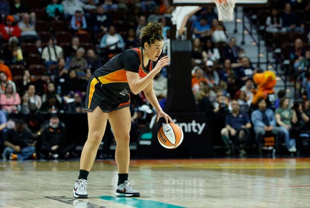 UNCASVILLE, CT - MAY 15: Charlisse Leger-Walker 4 of the Connecticut Sun directs the offense during the WNBA, Basketball Damen, USA game between Las Vegas Aces and Connecticut Sun on May 15, 2026, at Mohegan Sun Arena in Uncasville, CT. (Photo by M. Anthony Nesmith Icon Sportswire) WNBA: MAY 15 Las Vegas Aces at Connecticut Sun EDITORIAL USE ONLY Icon26051512