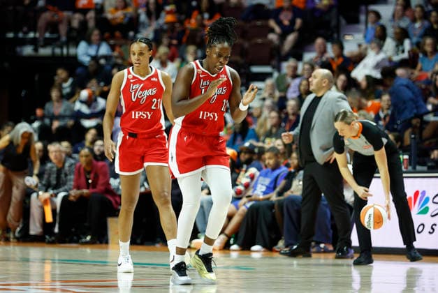 UNCASVILLE, CT - MAY 15: Chelsea Gray 12 of the Las Vegas Aces reacts during the WNBA, Basketball Damen, USA game between Las Vegas Aces and Connecticut Sun on May 15, 2026, at Mohegan Sun Arena in Uncasville, CT. (Photo by M. Anthony Nesmith Icon Sportswire) WNBA: MAY 15 Las Vegas Aces at Connecticut Sun EDITORIAL USE ONLY Icon26051513