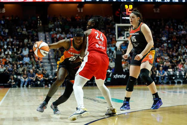 UNCASVILLE, CT - MAY 15: Saniya Rivers 22 of the Connecticut Sun drives to the basket against Jewell Loyd 24 of the Las Vegas Aces during the WNBA, Basketball Damen, USA game between Las Vegas Aces and Connecticut Sun on May 15, 2026, at Mohegan Sun Arena in Uncasville, CT. (Photo by M. Anthony Nesmith Icon Sportswire) WNBA: MAY 15 Las Vegas Aces at Connecticut Sun EDITORIAL USE ONLY Icon26051514