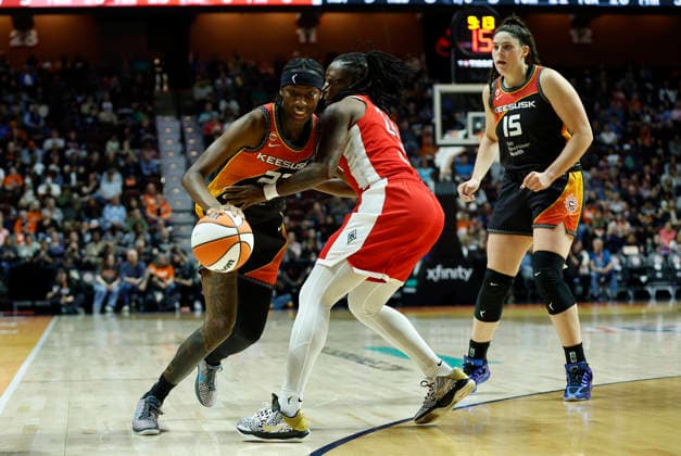UNCASVILLE, CT - MAY 15: Saniya Rivers 22 of the Connecticut Sun drives to the basket against Jewell Loyd 24 of the Las Vegas Aces during the WNBA, Basketball Damen, USA game between Las Vegas Aces and Connecticut Sun on May 15, 2026, at Mohegan Sun Arena in Uncasville, CT. (Photo by M. Anthony Nesmith Icon Sportswire) WNBA: MAY 15 Las Vegas Aces at Connecticut Sun EDITORIAL USE ONLY Icon26051515