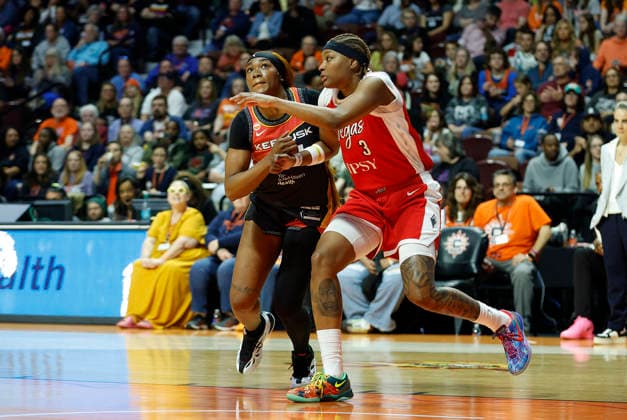 UNCASVILLE, CT - MAY 15: Aneesah Morrow 24 of the Connecticut Sun and Nalyssa Smith 3 of the Las Vegas Aces battle for position during the WNBA, Basketball Damen, USA game between Las Vegas Aces and Connecticut Sun on May 15, 2026, at Mohegan Sun Arena in Uncasville, CT. (Photo by M. Anthony Nesmith Icon Sportswire) WNBA: MAY 15 Las Vegas Aces at Connecticut Sun EDITORIAL USE ONLY Icon26051516