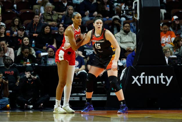 UNCASVILLE, CT - MAY 15: Raegan Beers 15 of the Connecticut Sun defends A ja Wilson 22 of the Las Vegas Aces during the WNBA, Basketball Damen, USA game between Las Vegas Aces and Connecticut Sun on May 15, 2026, at Mohegan Sun Arena in Uncasville, CT. (Photo by M. Anthony Nesmith Icon Sportswire) WNBA: MAY 15 Las Vegas Aces at Connecticut Sun EDITORIAL USE ONLY Icon26051517