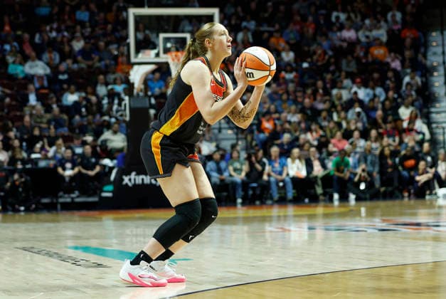UNCASVILLE, CT - MAY 15: Gianna Kneepkens 5 of the Connecticut Sun shoots a three point shot during the WNBA, Basketball Damen, USA game between Las Vegas Aces and Connecticut Sun on May 15, 2026, at Mohegan Sun Arena in Uncasville, CT. (Photo by M. Anthony Nesmith Icon Sportswire) WNBA: MAY 15 Las Vegas Aces at Connecticut Sun EDITORIAL USE ONLY Icon26051520