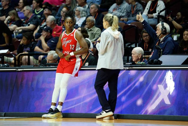 UNCASVILLE, CT - MAY 15: Becky Hammon of the Las Vegas Aces speaks with Chelsea Gray 12 of the Las Vegas Aces during the WNBA, Basketball Damen, USA game between Las Vegas Aces and Connecticut Sun on May 15, 2026, at Mohegan Sun Arena in Uncasville, CT. (Photo by M. Anthony Nesmith Icon Sportswire) WNBA: MAY 15 Las Vegas Aces at Connecticut Sun EDITORIAL USE ONLY Icon26051521