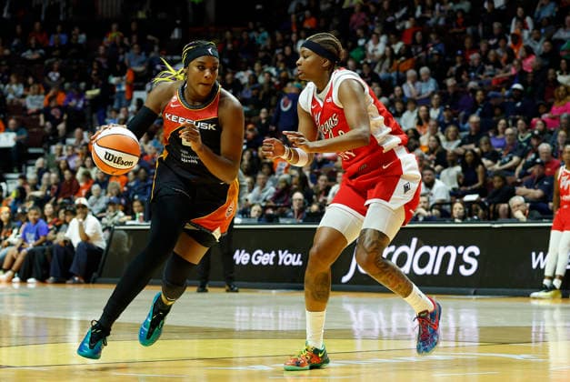 UNCASVILLE, CT - MAY 15: Aaliyah Edwards 8 of the Connecticut Sun drives to the basket against Nalyssa Smith 3 of the Las Vegas Aces during the WNBA, Basketball Damen, USA game between Las Vegas Aces and Connecticut Sun on May 15, 2026, at Mohegan Sun Arena in Uncasville, CT. (Photo by M. Anthony Nesmith Icon Sportswire) WNBA: MAY 15 Las Vegas Aces at Connecticut Sun EDITORIAL USE ONLY Icon26051522