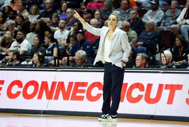 UNCASVILLE, CT - MAY 15: Becky Hammon of the Las Vegas Aces reacts during the WNBA, Basketball Damen, USA game between Las Vegas Aces and Connecticut Sun on May 15, 2026, at Mohegan Sun Arena in Uncasville, CT. (Photo by M. Anthony Nesmith Icon Sportswire) WNBA: MAY 15 Las Vegas Aces at Connecticut Sun EDITORIAL USE ONLY Icon26051525