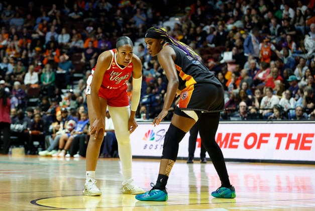 UNCASVILLE, CT - MAY 15: Aaliyah Edwards 8 of the Connecticut Sun defends A ja Wilson 22 of the Las Vegas Aces during the inbound pass during the WNBA, Basketball Damen, USA game between Las Vegas Aces and Connecticut Sun on May 15, 2026, at Mohegan Sun Arena in Uncasville, CT. (Photo by M. Anthony Nesmith Icon Sportswire) WNBA: MAY 15 Las Vegas Aces at Connecticut Sun EDITORIAL USE ONLY Icon26051530