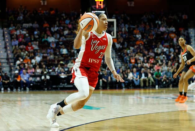 UNCASVILLE, CT - MAY 15: Chennedy Carter 23 of the Las Vegas Aces handles the ball during the WNBA, Basketball Damen, USA game between Las Vegas Aces and Connecticut Sun on May 15, 2026, at Mohegan Sun Arena in Uncasville, CT. (Photo by M. Anthony Nesmith Icon Sportswire) WNBA: MAY 15 Las Vegas Aces at Connecticut Sun EDITORIAL USE ONLY Icon26051532
