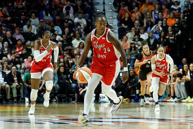 UNCASVILLE, CT - MAY 15: Jewell Loyd 24 of the Las Vegas Aces fast breaks during the WNBA, Basketball Damen, USA game between Las Vegas Aces and Connecticut Sun on May 15, 2026, at Mohegan Sun Arena in Uncasville, CT. (Photo by M. Anthony Nesmith Icon Sportswire) WNBA: MAY 15 Las Vegas Aces at Connecticut Sun EDITORIAL USE ONLY Icon26051535