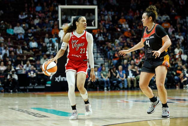 UNCASVILLE, CT - MAY 15: Chennedy Carter 23 of the Las Vegas Aces defended by Charlisse Leger-Walker 4 of the Connecticut Sun during the WNBA, Basketball Damen, USA game between Las Vegas Aces and Connecticut Sun on May 15, 2026, at Mohegan Sun Arena in Uncasville, CT. (Photo by M. Anthony Nesmith Icon Sportswire) WNBA: MAY 15 Las Vegas Aces at Connecticut Sun EDITORIAL USE ONLY Icon26051537