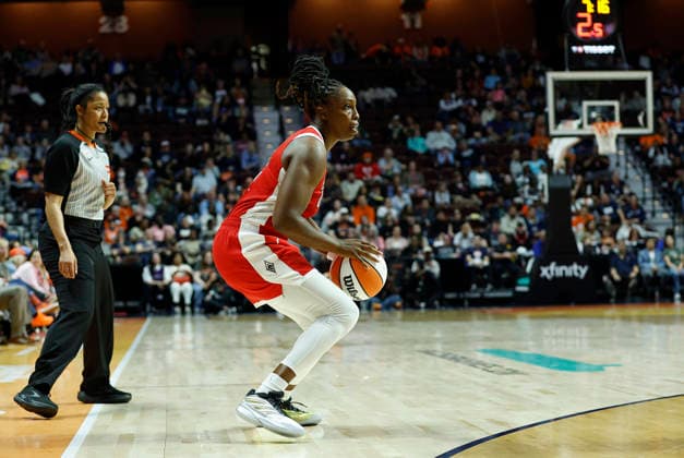 UNCASVILLE, CT - MAY 15: Chelsea Gray 12 of the Las Vegas Aces prepares to shoot a three point shot during the WNBA, Basketball Damen, USA game between Las Vegas Aces and Connecticut Sun on May 15, 2026, at Mohegan Sun Arena in Uncasville, CT. (Photo by M. Anthony Nesmith Icon Sportswire) WNBA: MAY 15 Las Vegas Aces at Connecticut Sun EDITORIAL USE ONLY Icon26051538