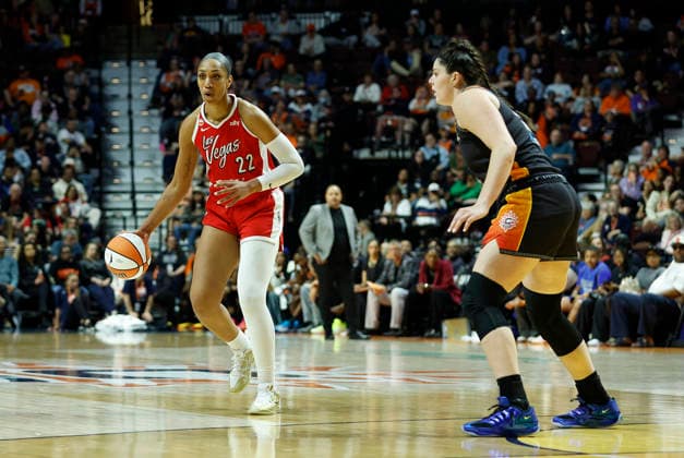 UNCASVILLE, CT - MAY 15:A ja Wilson 22 of the Las Vegas Aces defended by Raegan Beers 15 of the Connecticut Sun during the WNBA, Basketball Damen, USA game between Las Vegas Aces and Connecticut Sun on May 15, 2026, at Mohegan Sun Arena in Uncasville, CT. (Photo by M. Anthony Nesmith Icon Sportswire) WNBA: MAY 15 Las Vegas Aces at Connecticut Sun EDITORIAL USE ONLY Icon26051543