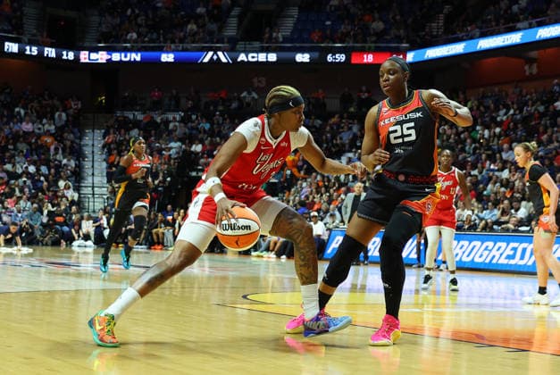 UNCASVILLE, CT - MAY 15: Nalyssa Smith 3 of the Las Vegas Aces defended by Kennedy Burke 25 of the Connecticut Sun during the WNBA, Basketball Damen, USA game between Las Vegas Aces and Connecticut Sun on May 15, 2026, at Mohegan Sun Arena in Uncasville, CT. (Photo by M. Anthony Nesmith Icon Sportswire) WNBA: MAY 15 Las Vegas Aces at Connecticut Sun EDITORIAL USE ONLY Icon26051545