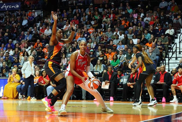 UNCASVILLE, CT - MAY 15: A ja Wilson 22 of the Las Vegas Aces defended by Kennedy Burke 25 of the Connecticut Sun during the WNBA, Basketball Damen, USA game between Las Vegas Aces and Connecticut Sun on May 15, 2026, at Mohegan Sun Arena in Uncasville, CT. (Photo by M. Anthony Nesmith Icon Sportswire) WNBA: MAY 15 Las Vegas Aces at Connecticut Sun EDITORIAL USE ONLY Icon26051547