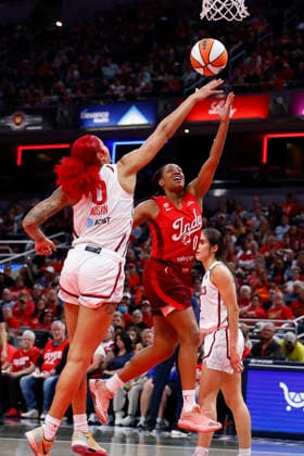 INDIANAPOLIS, IN - MAY 15: Indiana Fever guard Kelsey Mitchell (0) goes up with her shot over Washington Mystics guard Kamaria McDaniel (9) during a WNBA, Basketball Damen, USA game between the Washington Mystics and Indiana Fever on May 15 2026 at Gainbridge Fieldhouse in Indianapolis, IN. (Photo by Jeffrey Brown Icon Sportswire) WNBA: MAY 15 Washington Mystics at Indiana Fever EDITORIAL USE ONLY Icon051526001