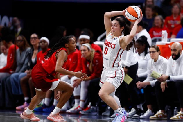 INDIANAPOLIS, IN - MAY 15: Washington Mystics guard Georgia Amoore (8) looks to make a pass while defended by Indiana Fever guard Kelsey Mitchell (0) during a WNBA, Basketball Damen, USA game between the Washington Mystics and Indiana Fever on May 15 2026 at Gainbridge Fieldhouse in Indianapolis, IN. (Photo by Jeffrey Brown Icon Sportswire) WNBA: MAY 15 Washington Mystics at Indiana Fever EDITORIAL USE ONLY Icon051526002