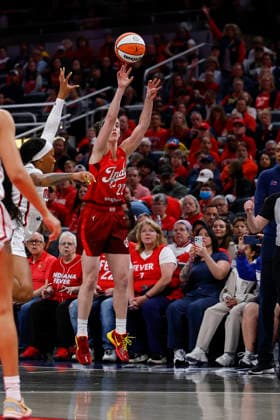 INDIANAPOLIS, IN - MAY 15: Indiana Fever guard Caitlin Clark (22) fires up her jump shot during a WNBA, Basketball Damen, USA game between the Washington Mystics and Indiana Fever on May 15 2026 at Gainbridge Fieldhouse in Indianapolis, IN. (Photo by Jeffrey Brown Icon Sportswire) WNBA: MAY 15 Washington Mystics at Indiana Fever EDITORIAL USE ONLY Icon051526003
